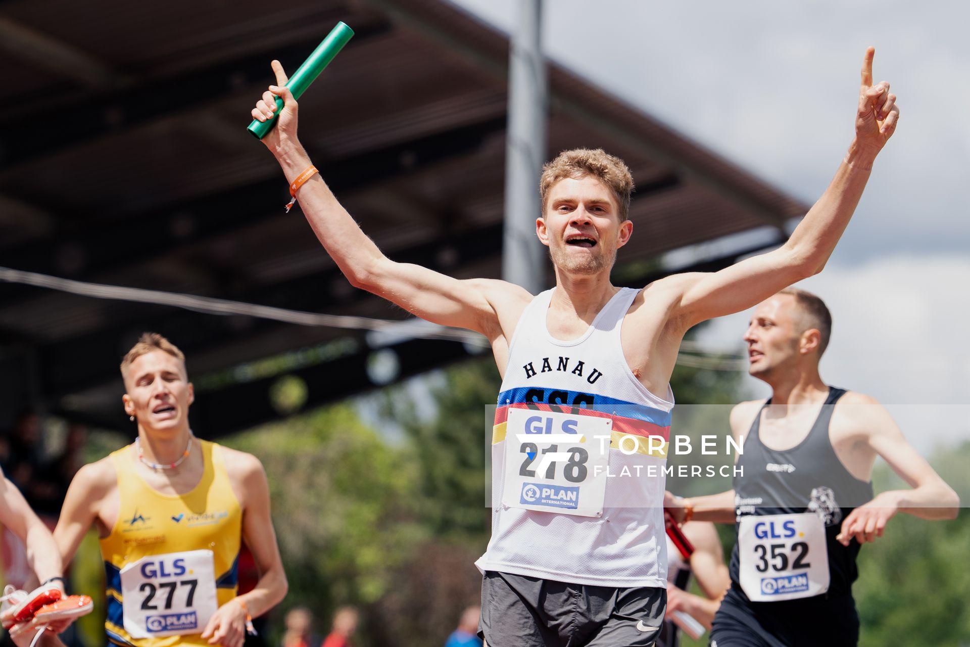 Lukas Abele (SSC Hanau-Rodenbach) wirft sich vor Marc Tortell (Athletics Team Karben) ins Ziel am 29.05.2022 waehrend der Deutschen Meisterschaften Langstaffel im Otto-Schott-Sportzentrum in Mainz